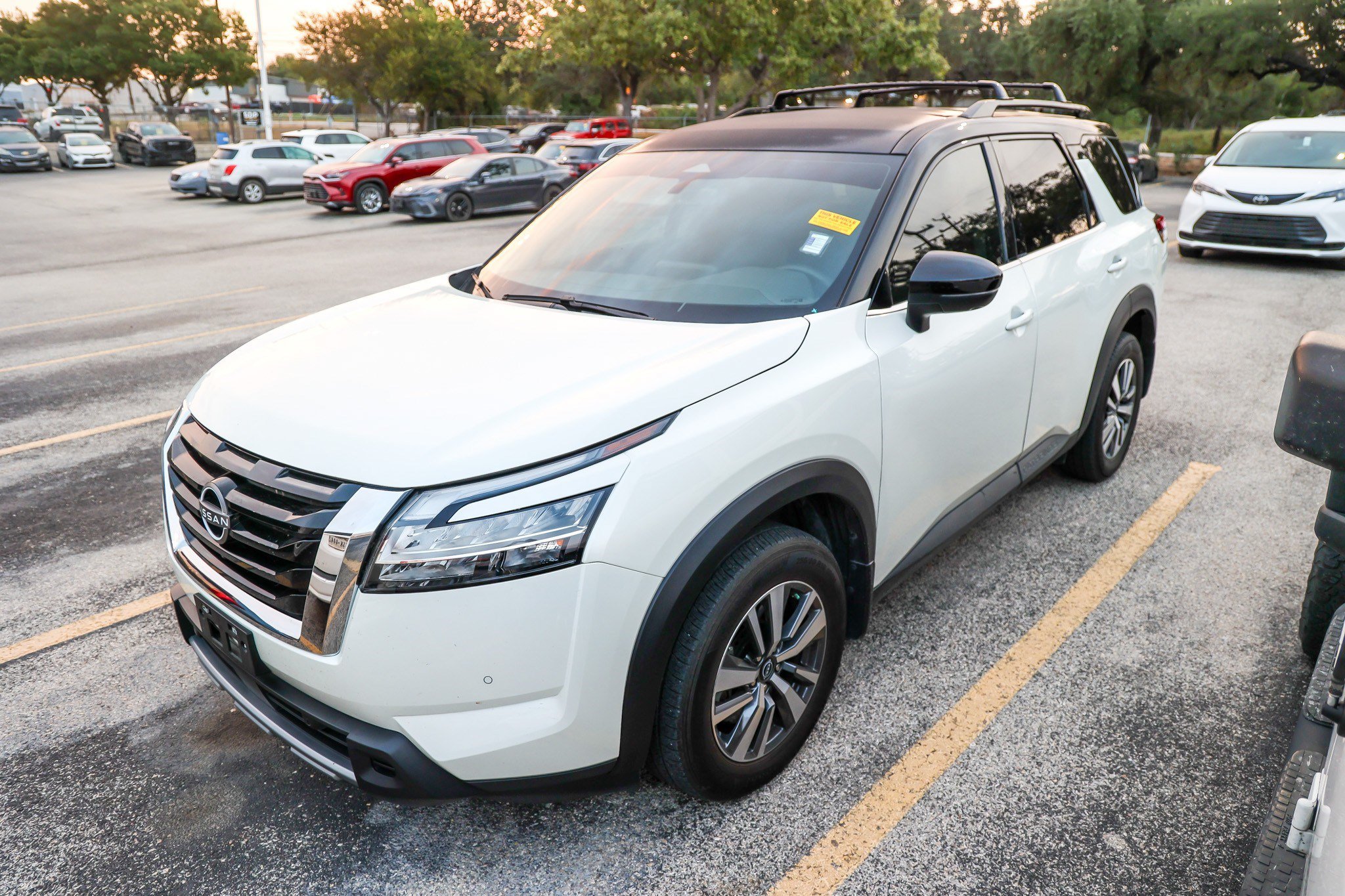 Used 2024 Nissan Pathfinder SL FWD image 3