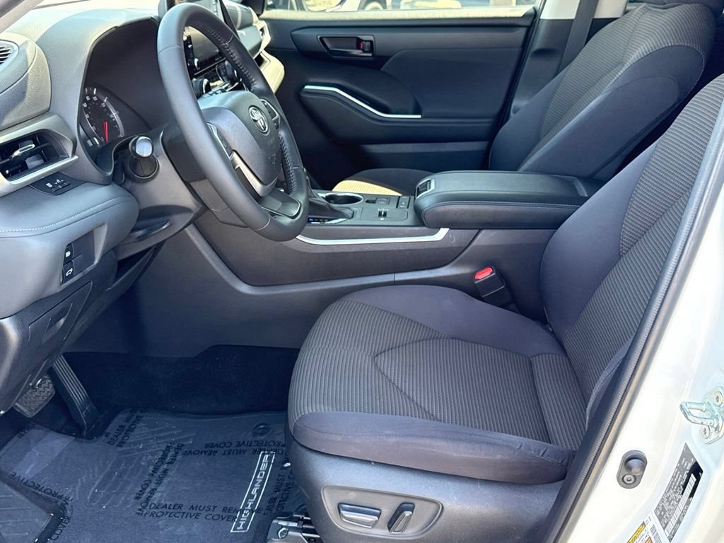 Used 2022 Toyota Highlander LE FWD image 21