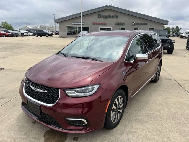 Used 2022 Chrysler Pacifica Limited image 3