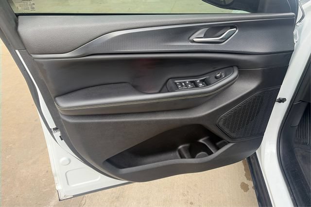 Used 2023 Jeep Grand Cherokee L Laredo AWD/4WD image 19
