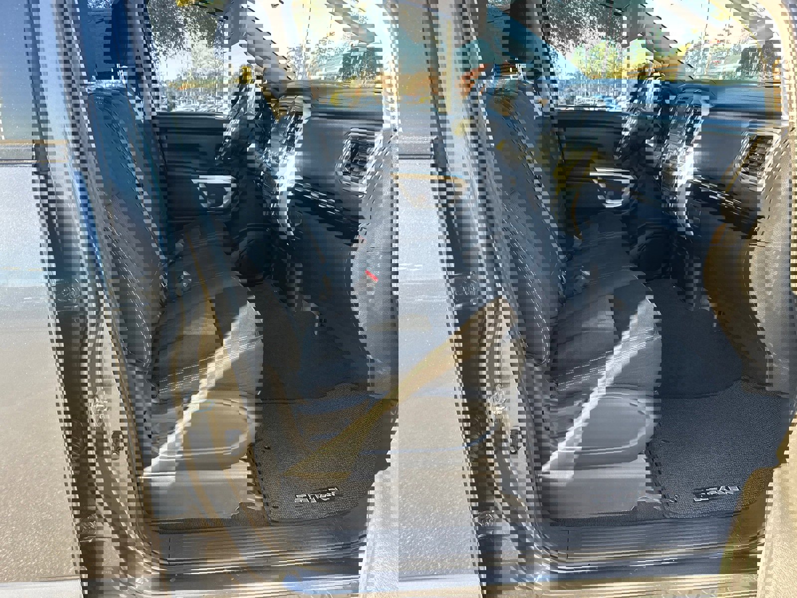 Used 2019 Nissan Titan SV image 13