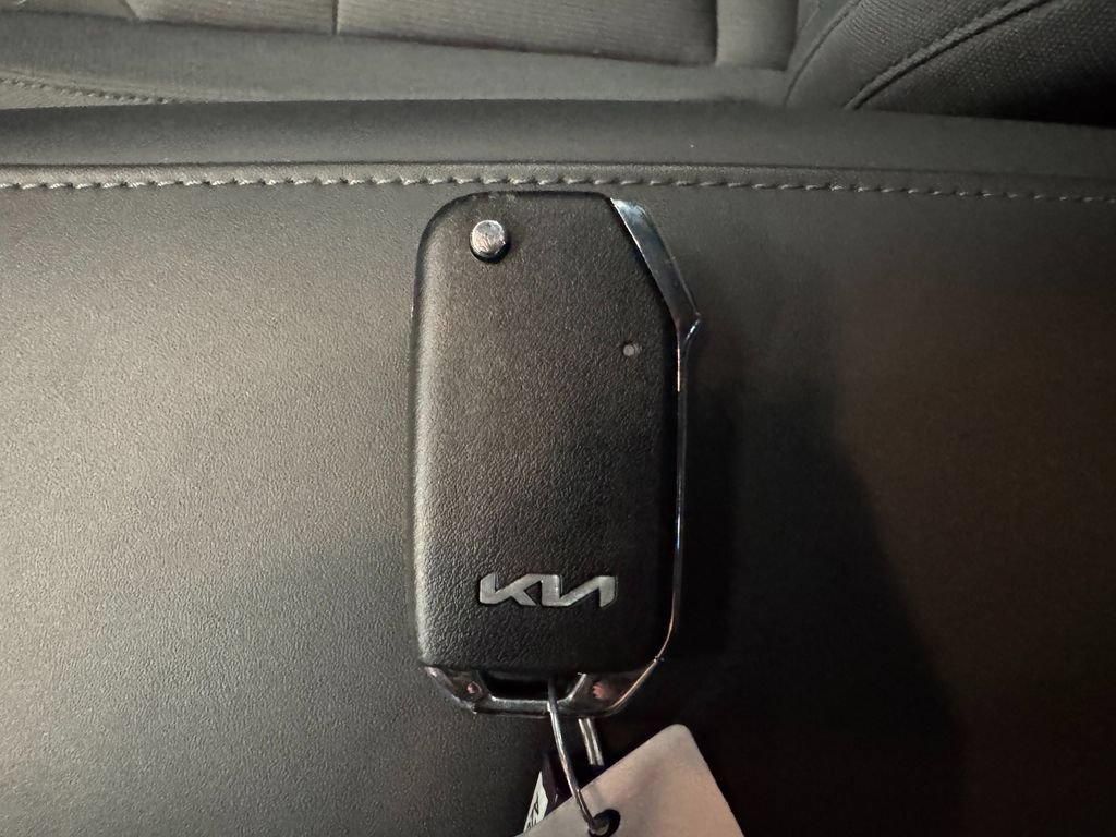 Used 2025 Kia Niro LX FWD image 17