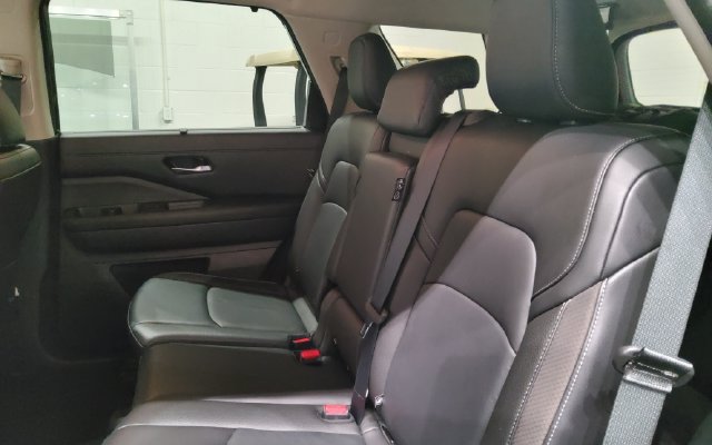 Used 2025 Nissan Pathfinder SL FWD image 24