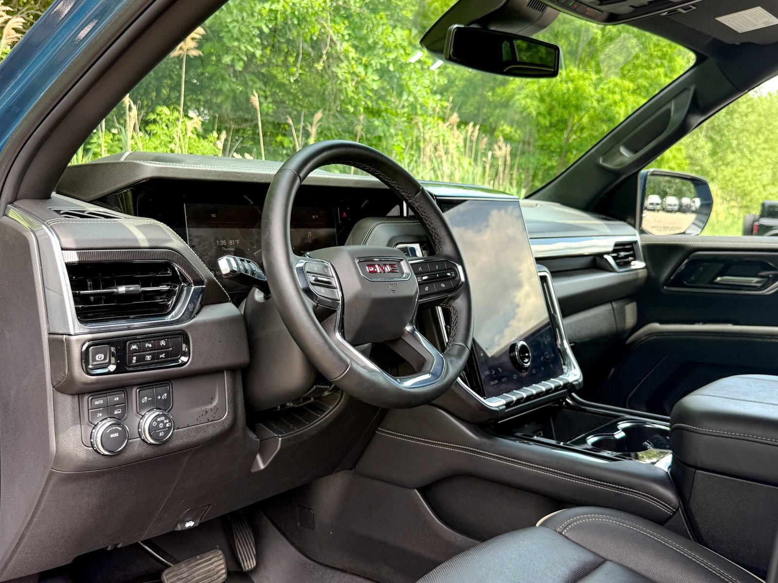Used 2025 GMC Yukon Elevation w/ LPO, Elevation Black Package AWD/4WD image 16
