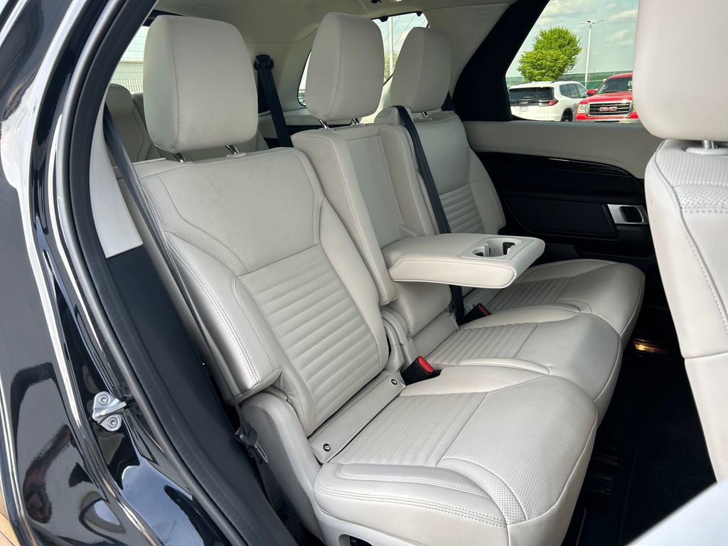 Used 2025 Land Rover Discovery S image 55