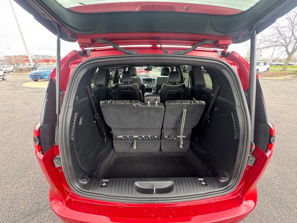 Used 2025 Chrysler Pacifica Limited FWD image 14