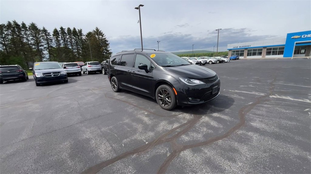 Used 2020 Chrysler Pacifica Touring-L image 2