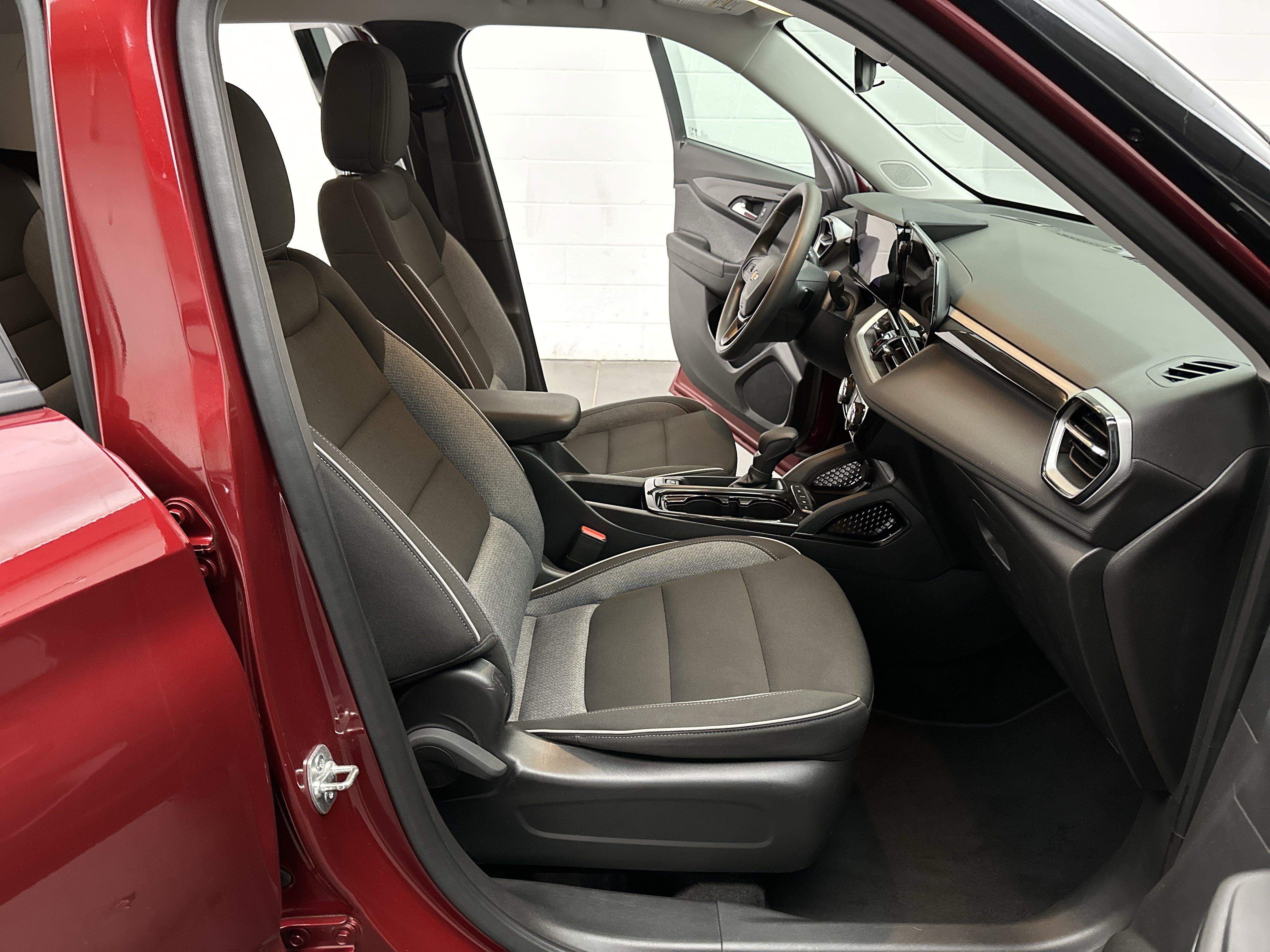 Used 2025 Chevrolet TrailBlazer LT AWD/4WD image 19