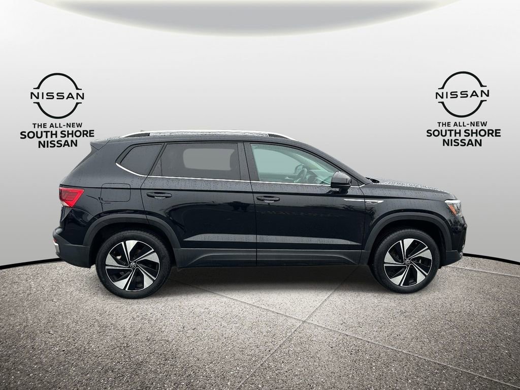 Used 2024 Volkswagen Taos SE AWD/4WD image 2