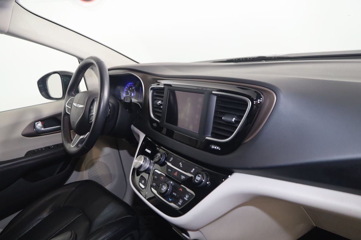 Used 2018 Chrysler Pacifica Touring-L FWD image 37