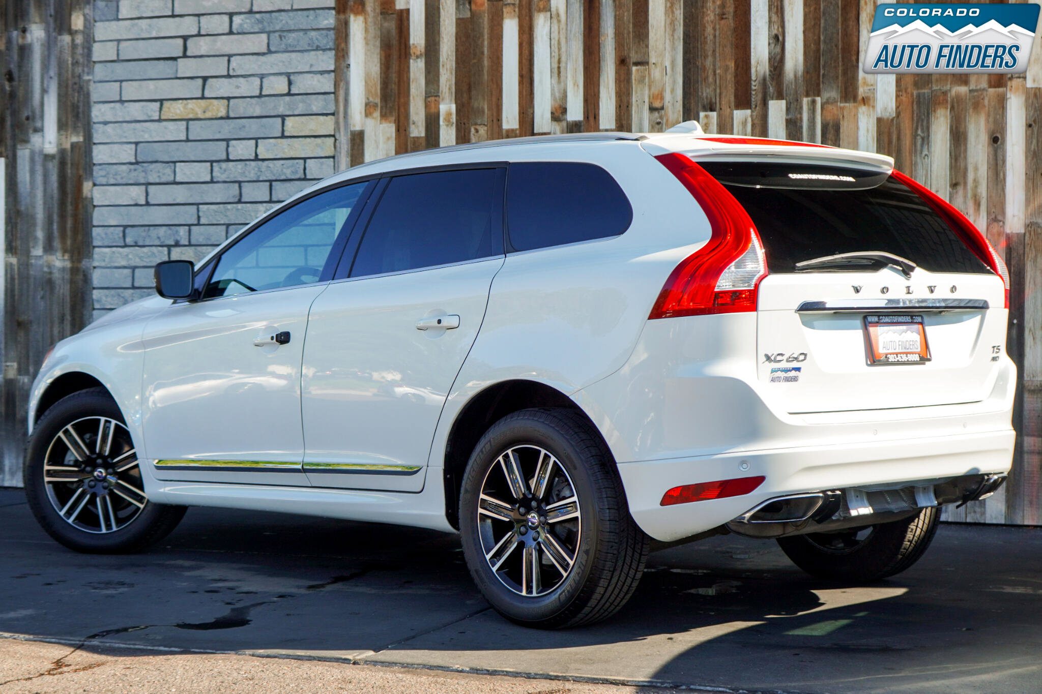 Used 2017 Volvo XC60 T5 Dynamic w/ Advanced Package image 4
