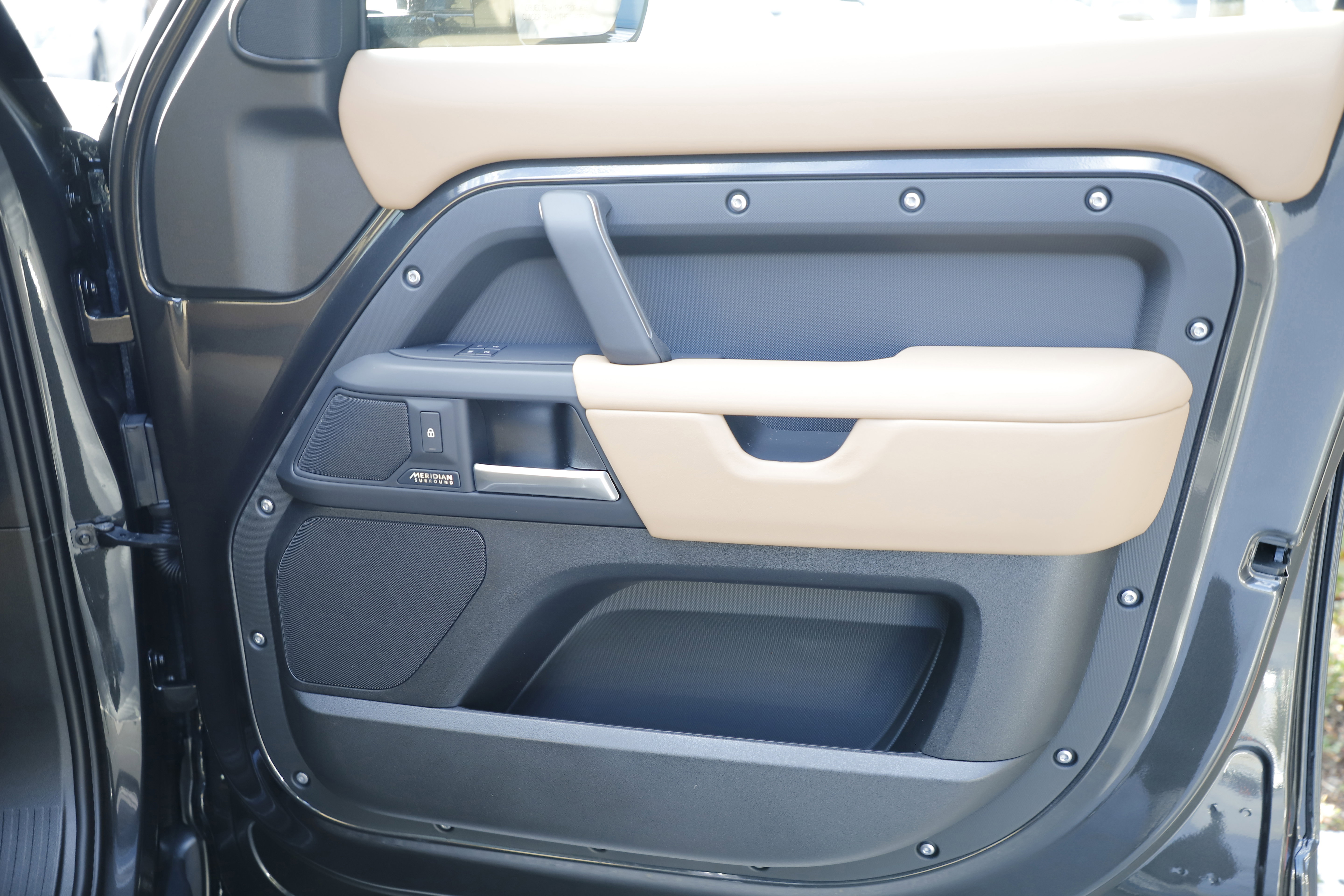 New 2026 Land Rover Defender 110 X-Dynamic SE image 7