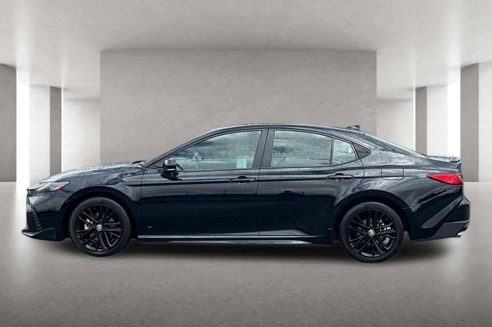Used 2025 Toyota Camry SE image 7