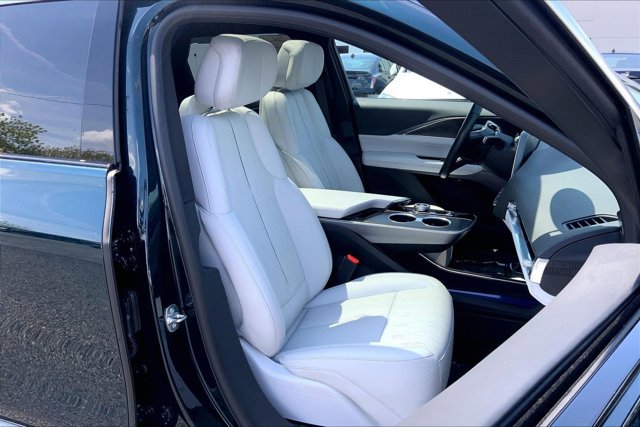 Used 2024 Cadillac Lyriq Luxury AWD/4WD image 6