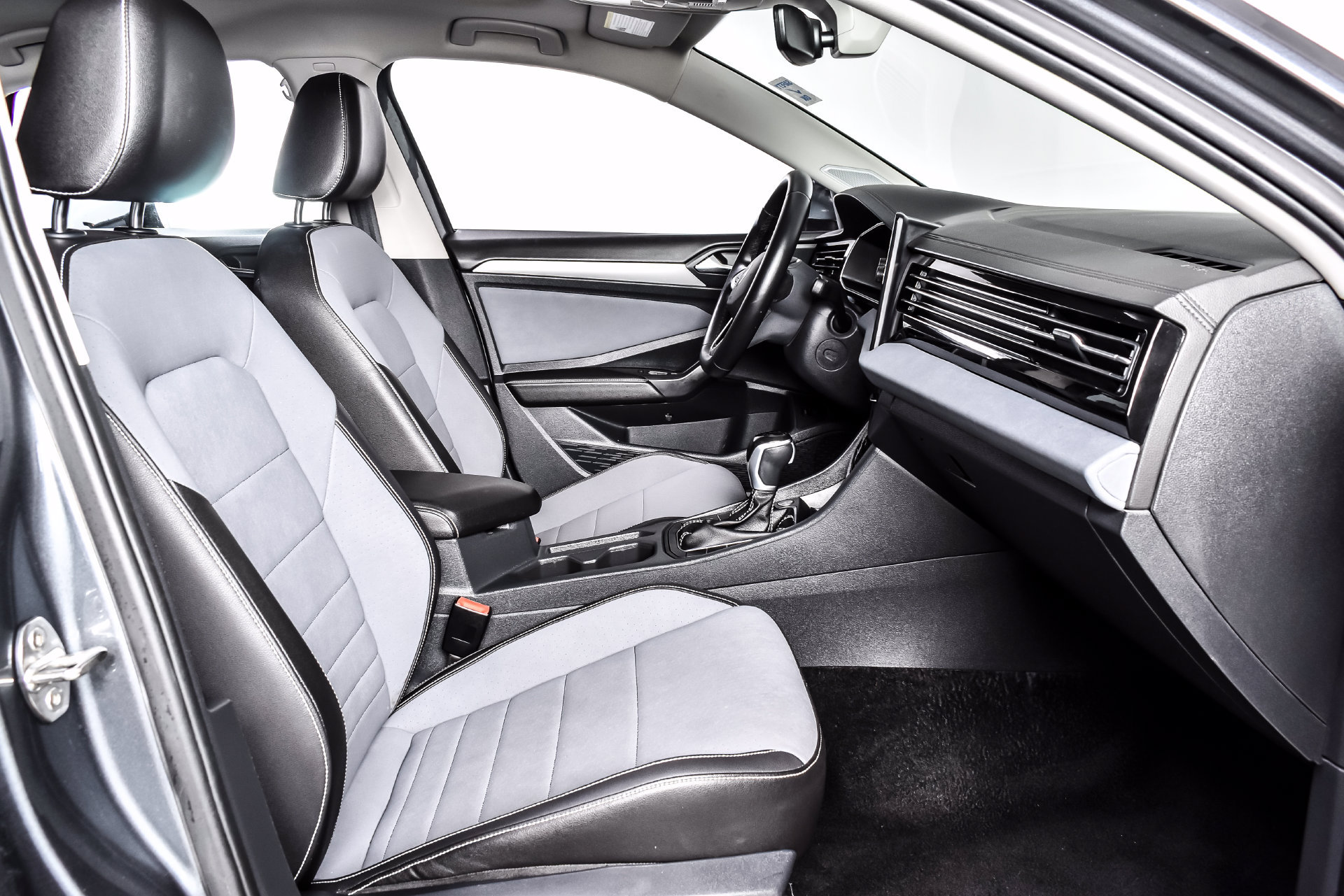 Used 2025 Volkswagen Jetta SE FWD image 23