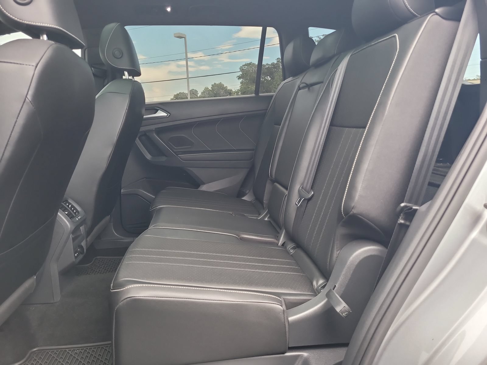 Used 2023 Volkswagen Tiguan SE R-Line FWD image 9