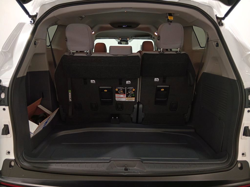 Used 2023 Toyota Sienna LE image 5