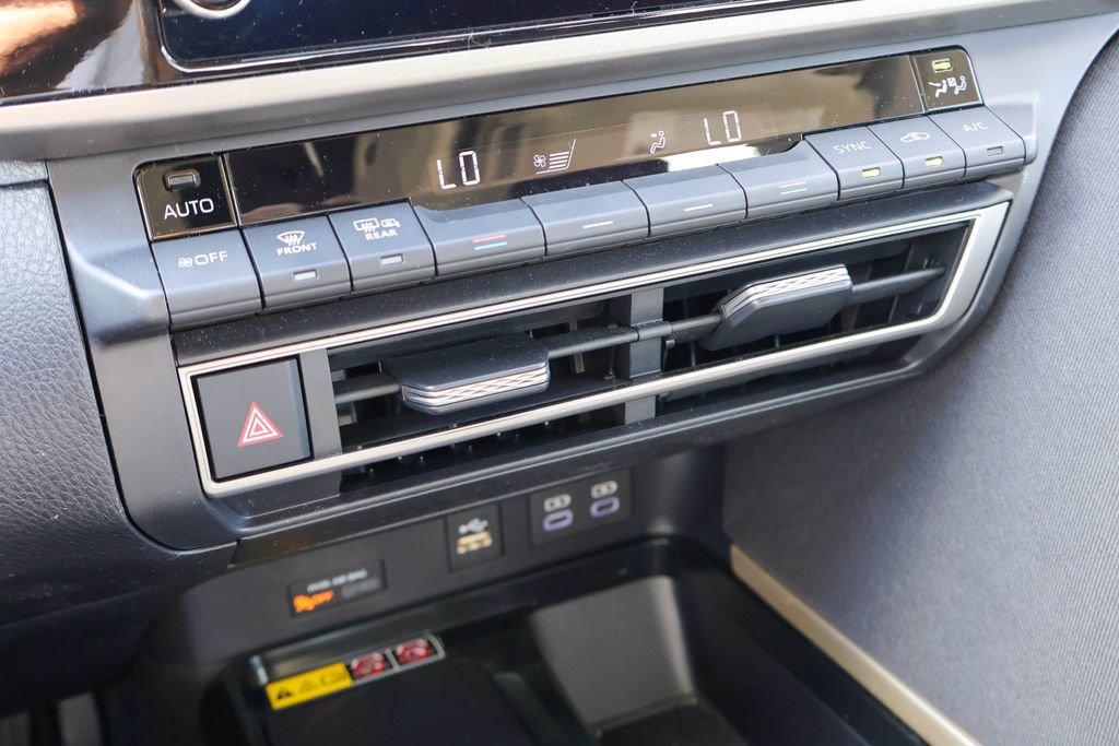 Used 2025 Toyota Camry LE w/ Convenience Package image 14