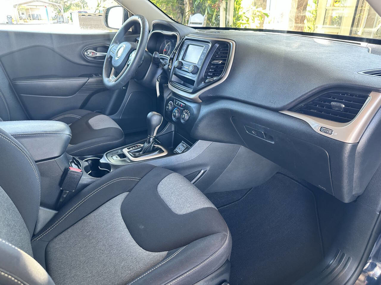 Used 2015 Jeep Cherokee Sport image 19