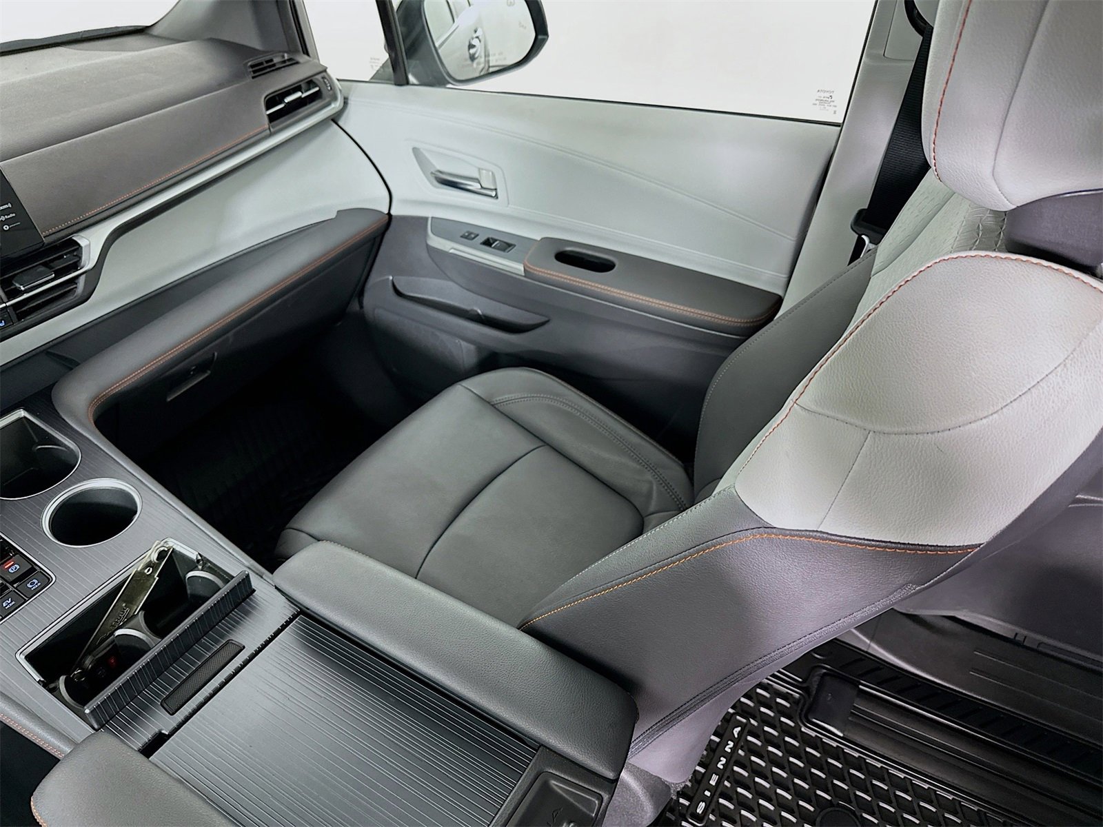 Used 2022 Toyota Sienna XSE image 24