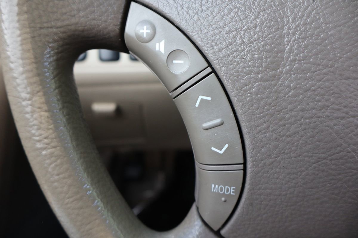 Used 2005 Toyota Highlander 2WD V6 w/ 3rd Row image 29
