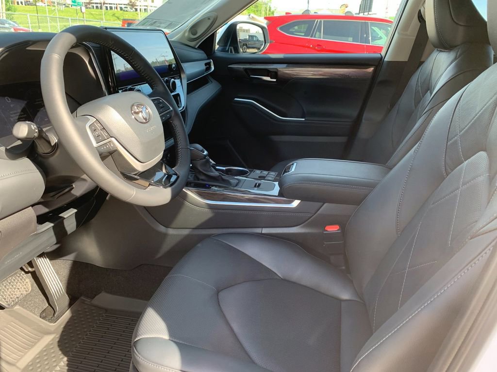 New 2026 Toyota Highlander Platinum AWD/4WD image 10