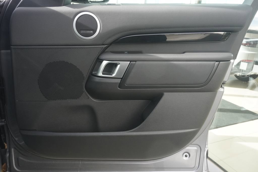 Used 2025 Land Rover Discovery S image 21