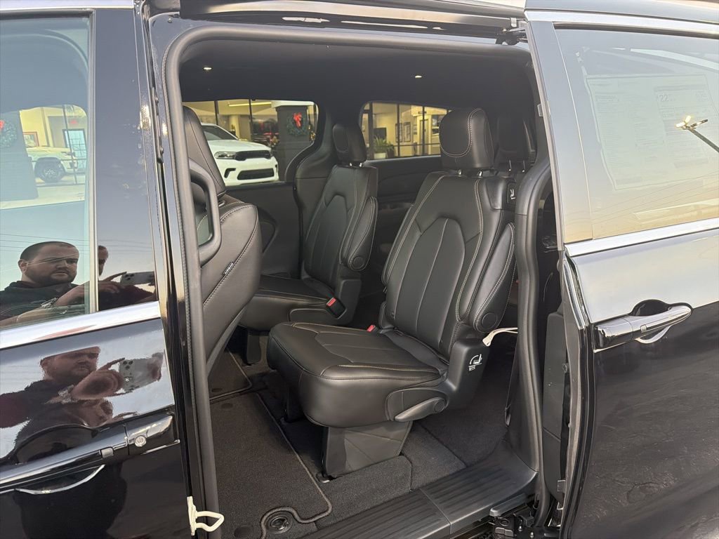 New 2026 Chrysler Pacifica Select FWD image 18