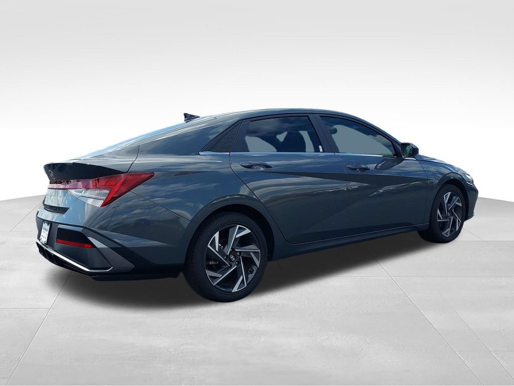 Used 2024 Hyundai Elantra SEL w/ Convenience Package FWD image 5