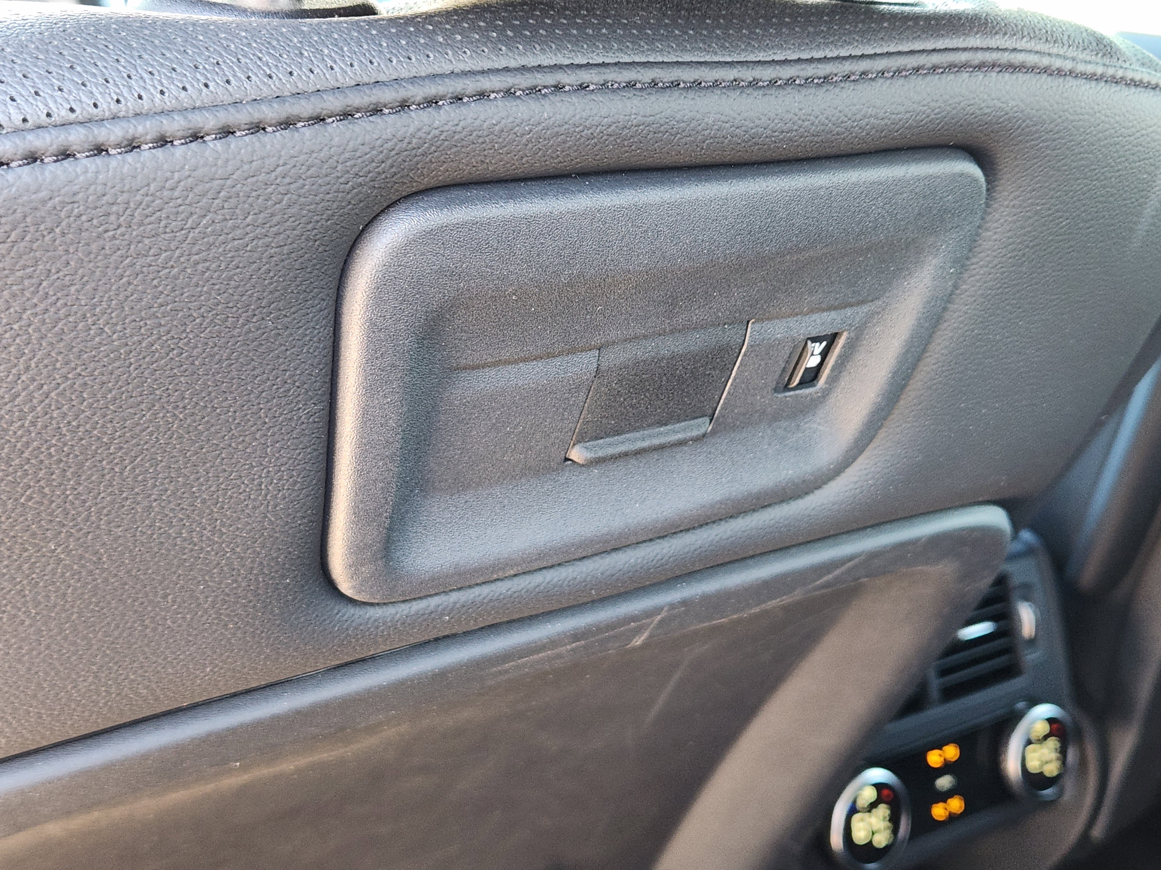 Certified 2024 Land Rover Discovery Dynamic SE image 34