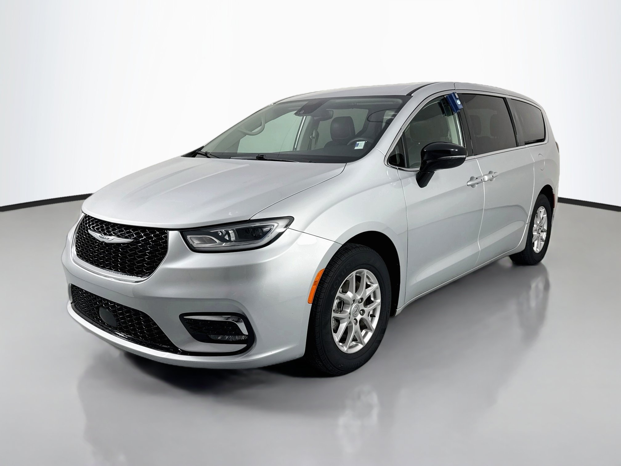 Used 2024 Chrysler Pacifica Touring-L FWD image 3