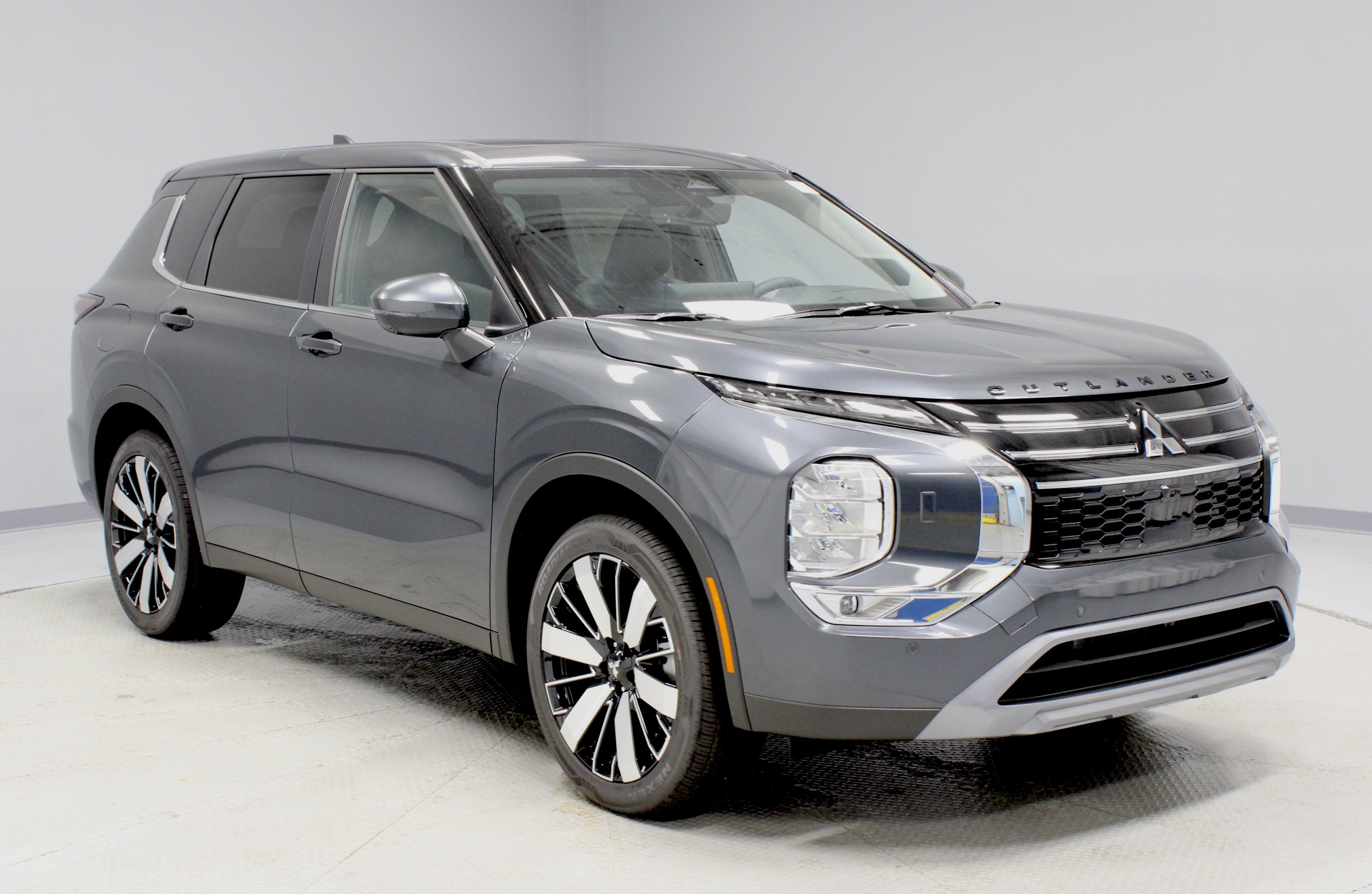 New 2025 Mitsubishi Outlander SE image 2