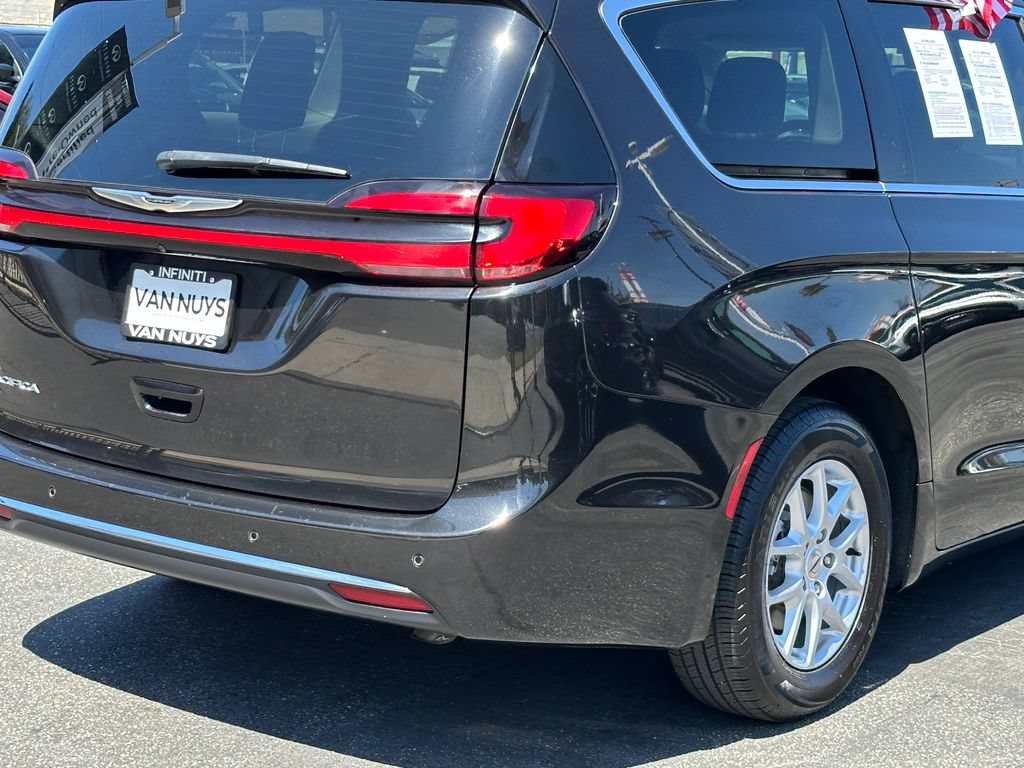 Used 2023 Chrysler Pacifica Touring-L FWD image 7