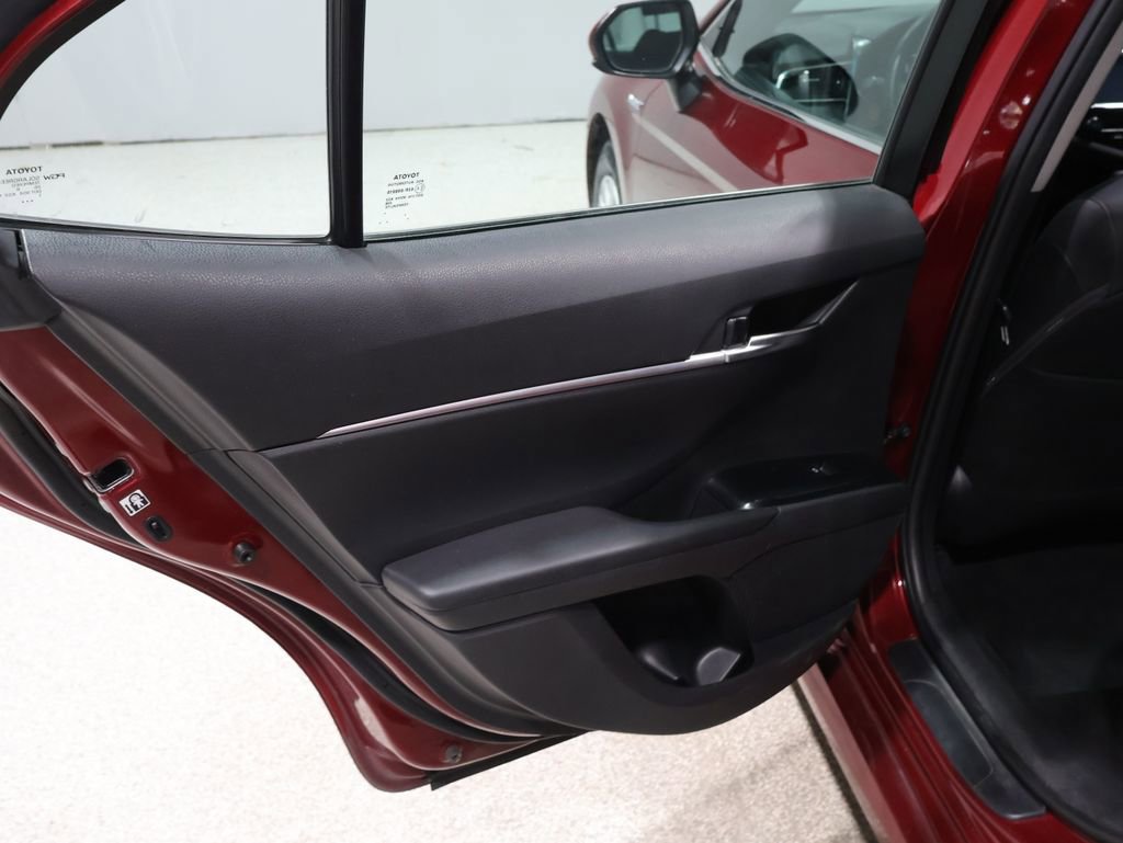 Used 2018 Toyota Camry LE image 18
