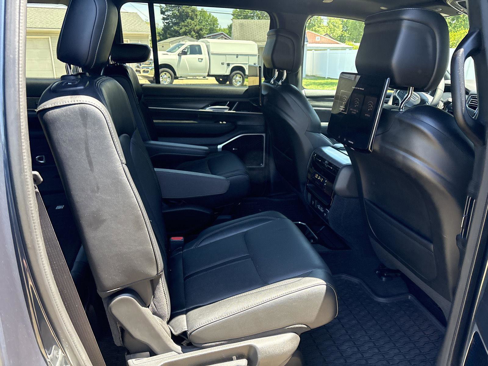 Used 2024 Jeep Wagoneer Series III w/ Premium Group I AWD/4WD image 15