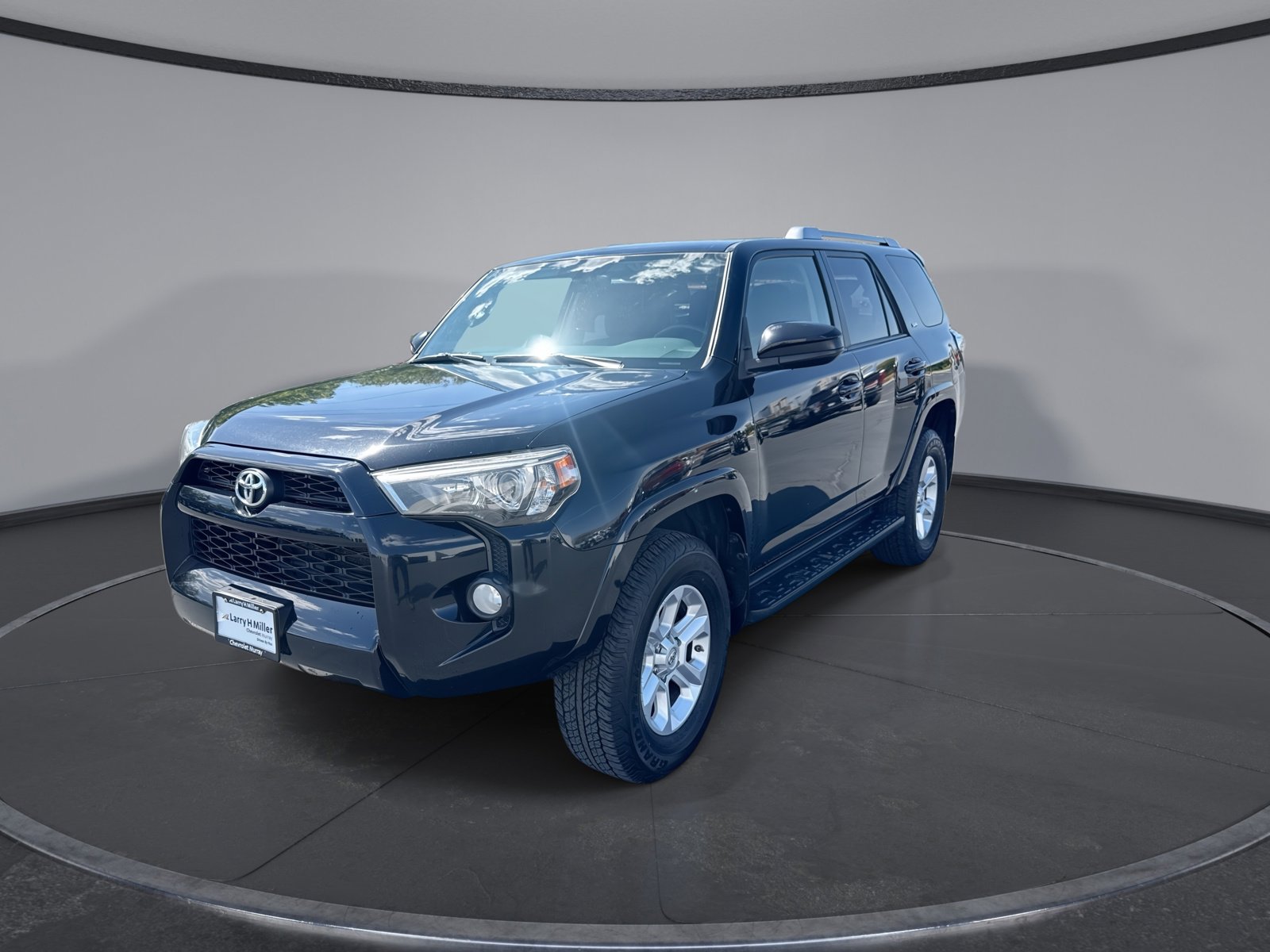 Used 2018 Toyota 4Runner SR5 AWD/4WD image 9