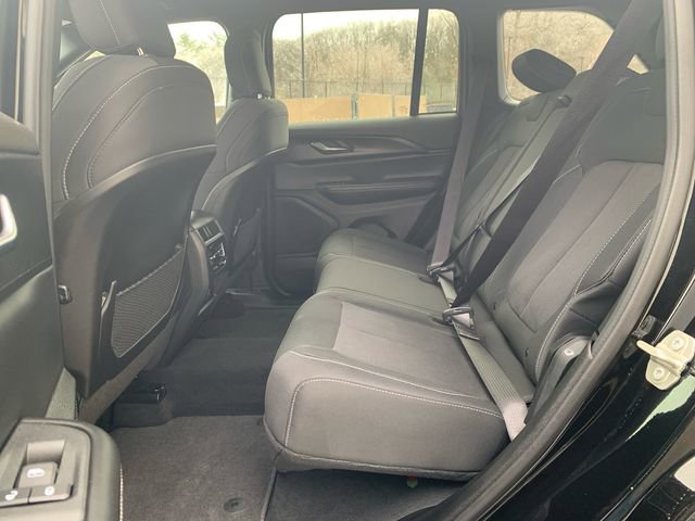 Used 2024 Jeep Grand Cherokee Laredo image 17