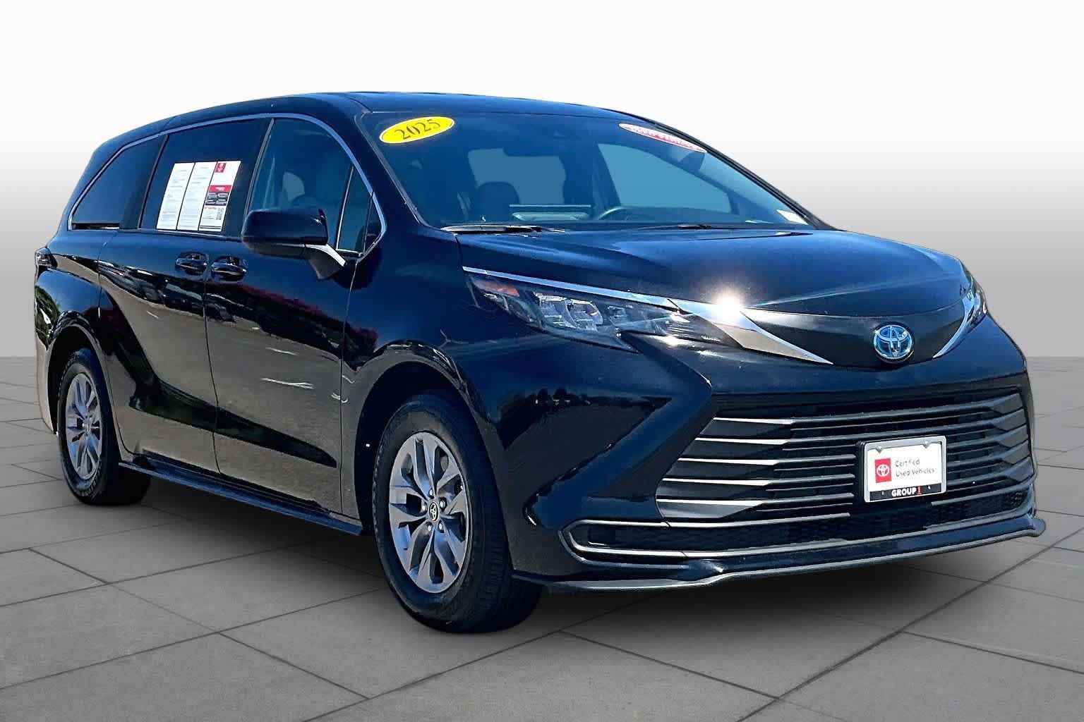 Certified 2025 Toyota Sienna LE FWD image 2
