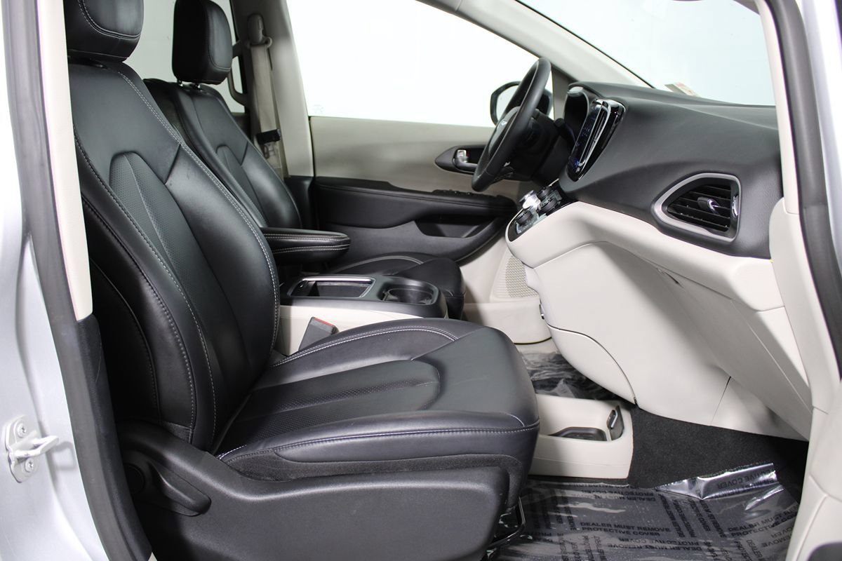 Used 2024 Chrysler Pacifica Touring-L FWD image 26
