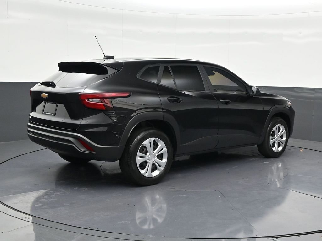 Used 2025 Chevrolet Trax LS image 5