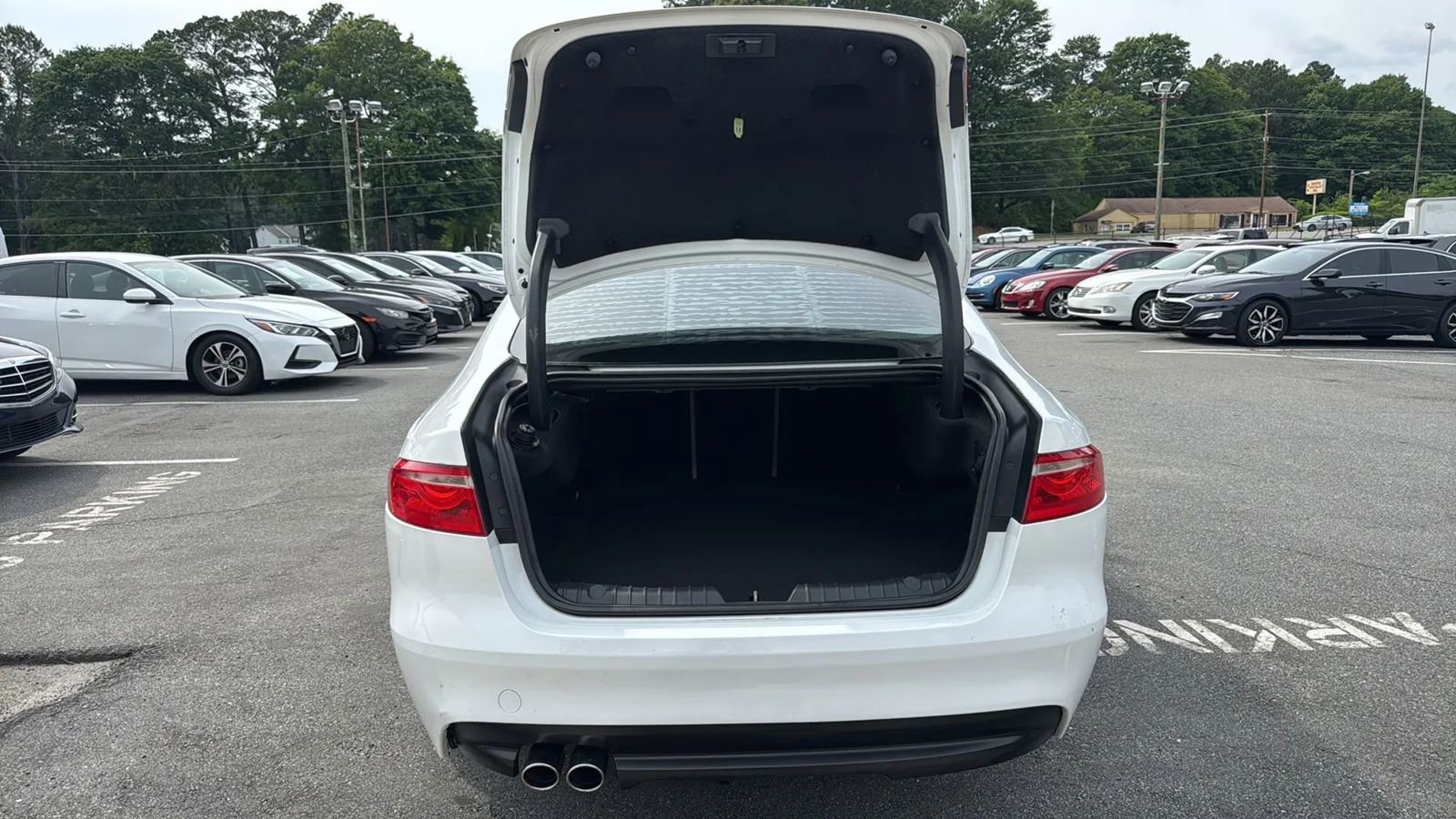 Used 2017 Jaguar XF Premium RWD image 12