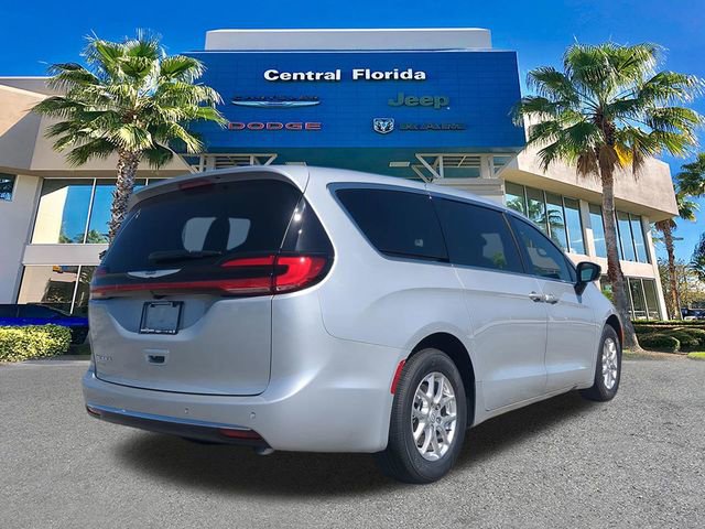New 2026 Chrysler Pacifica Select image 5