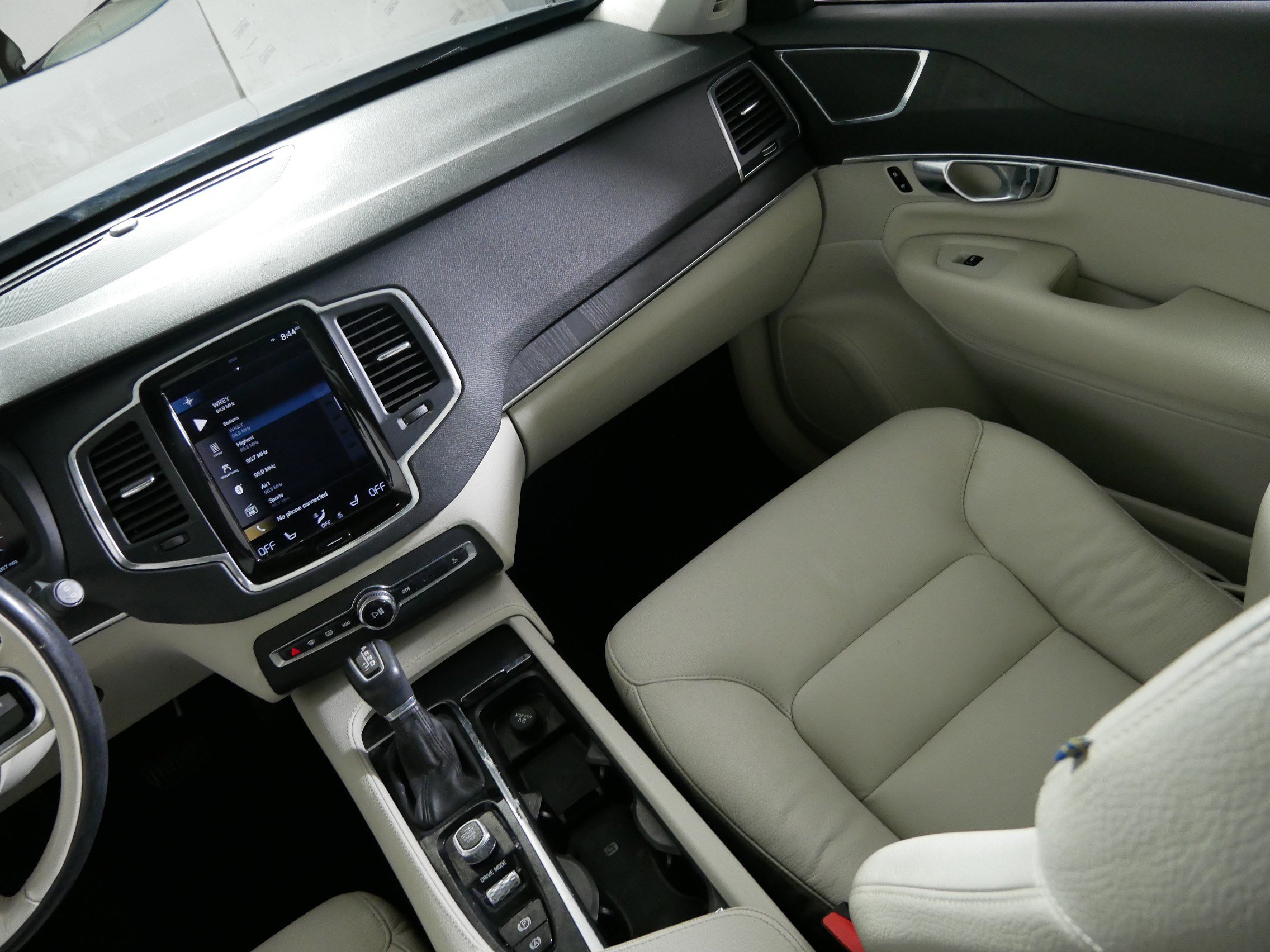 Used 2020 Volvo XC90 T6 Momentum image 11