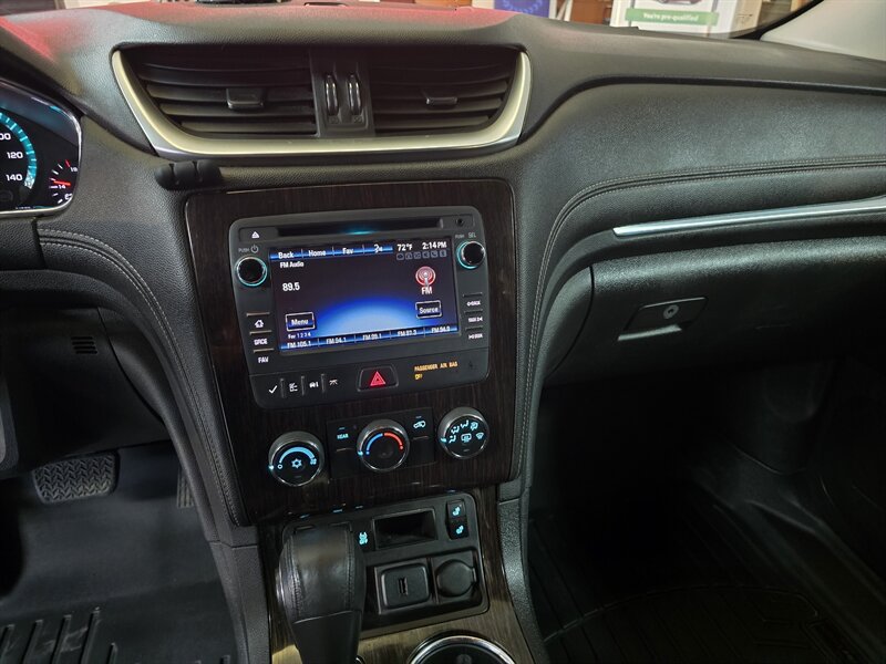 Used 2015 Chevrolet Traverse LT w/ Style and Technology Package FWD image 32