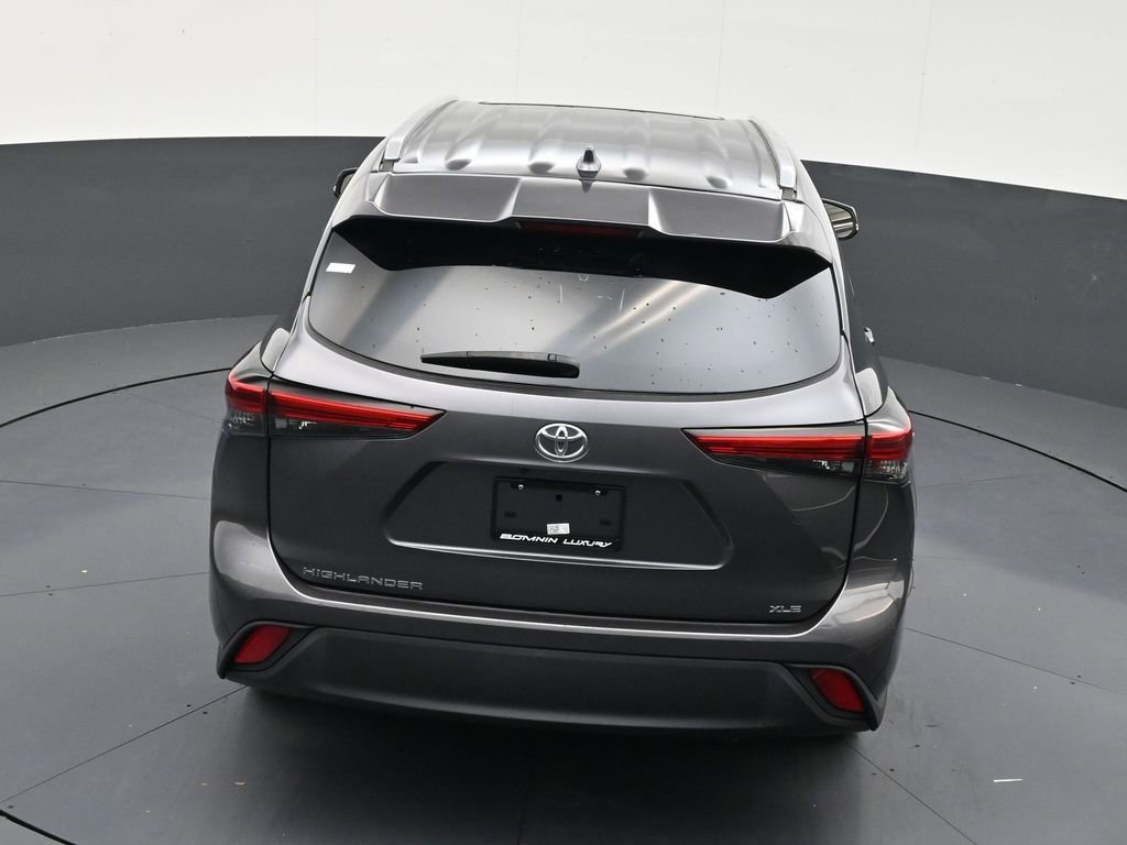 Used 2022 Toyota Highlander XLE FWD image 15