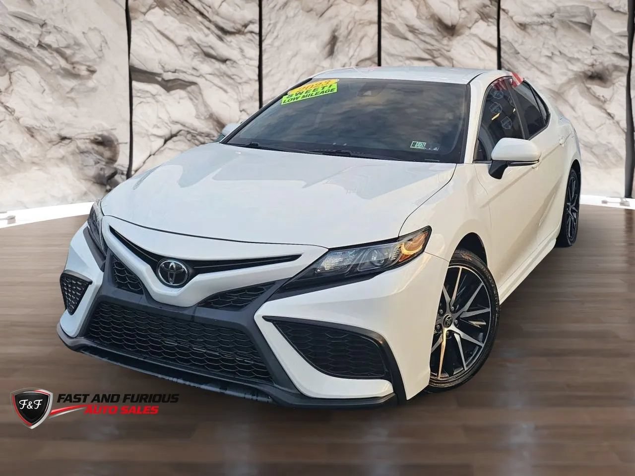Used 2023 Toyota Camry SE FWD image 3