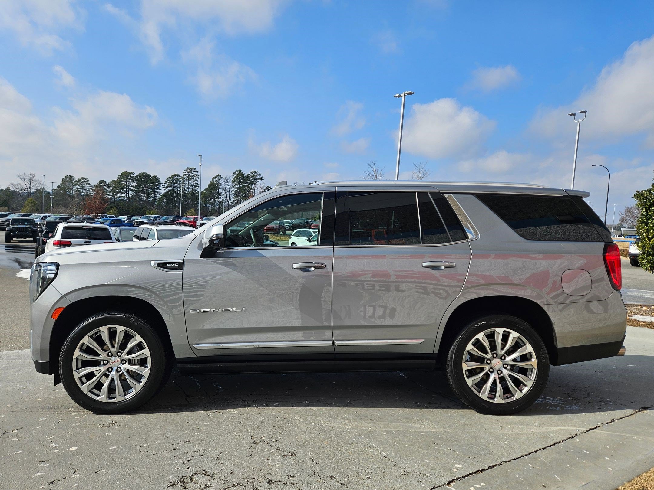 Used 2023 GMC Yukon Denali image 4