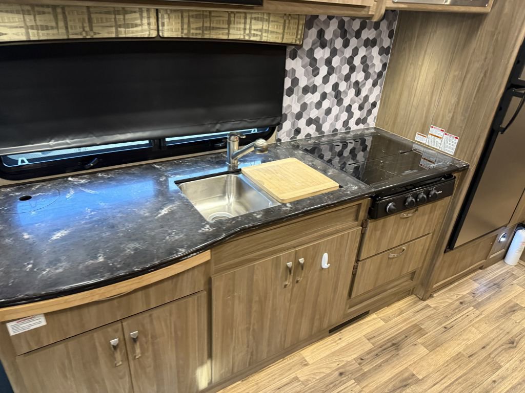 Used 2017 Ford E-450 and Econoline 450 Super Duty w/ Motorhome Prep Package image 52