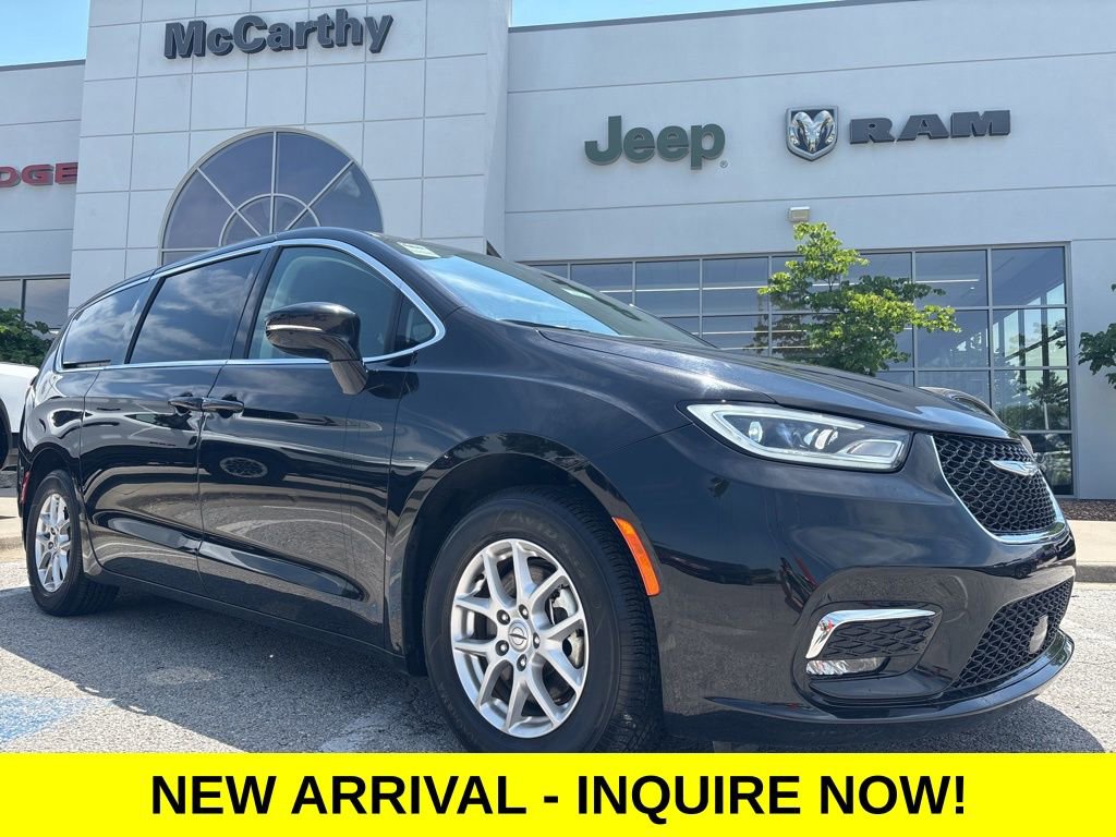 Used 2024 Chrysler Pacifica Touring-L FWD image 1