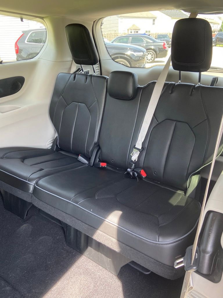 Used 2019 Chrysler Pacifica Limited w/ Tire & Wheel Group FWD image 13